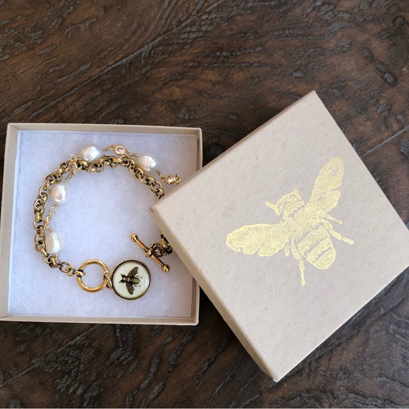CHANEL bee charm on gorgeous Julie Kreamer gold & freshwater pearl bracelet - Picture 3 of 16